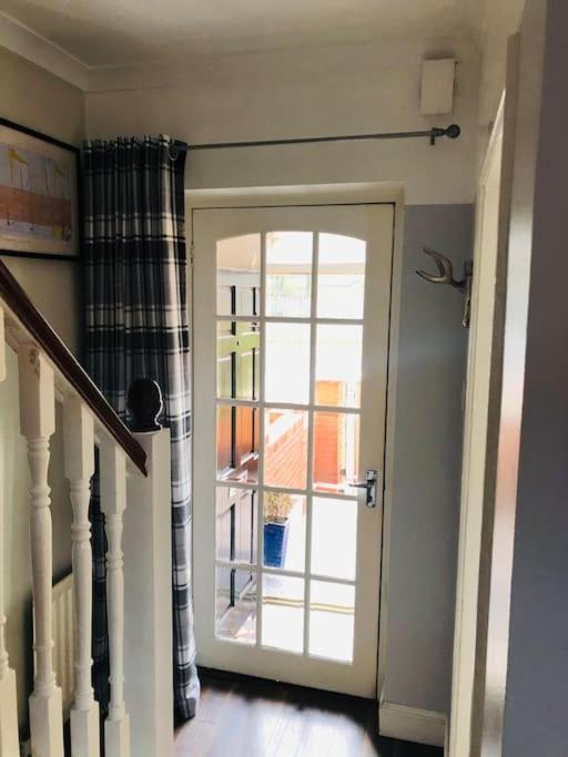 Cosy Two Bed Terraced House 7Min Drive From City بلفاست المظهر الخارجي الصورة