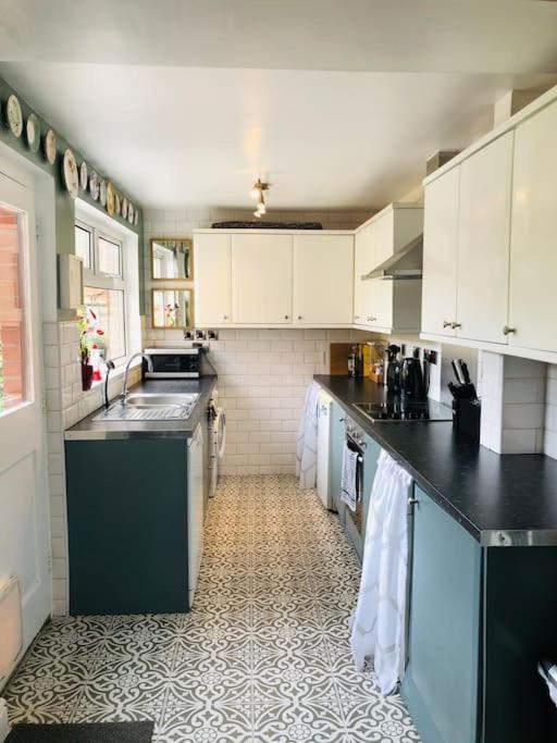 Cosy Two Bed Terraced House 7Min Drive From City بلفاست المظهر الخارجي الصورة