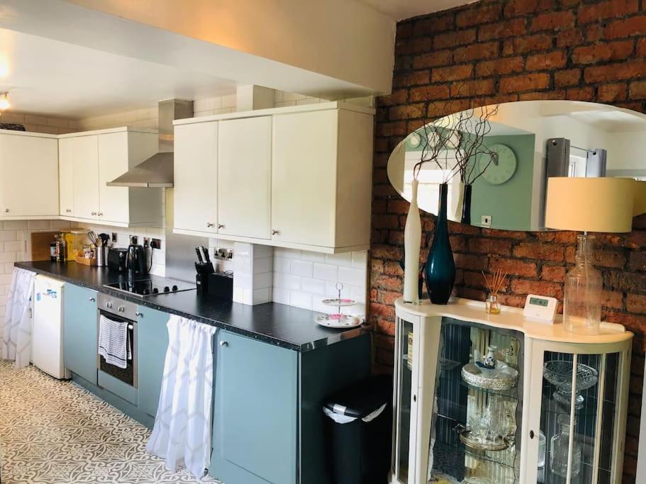 Cosy Two Bed Terraced House 7Min Drive From City بلفاست المظهر الخارجي الصورة