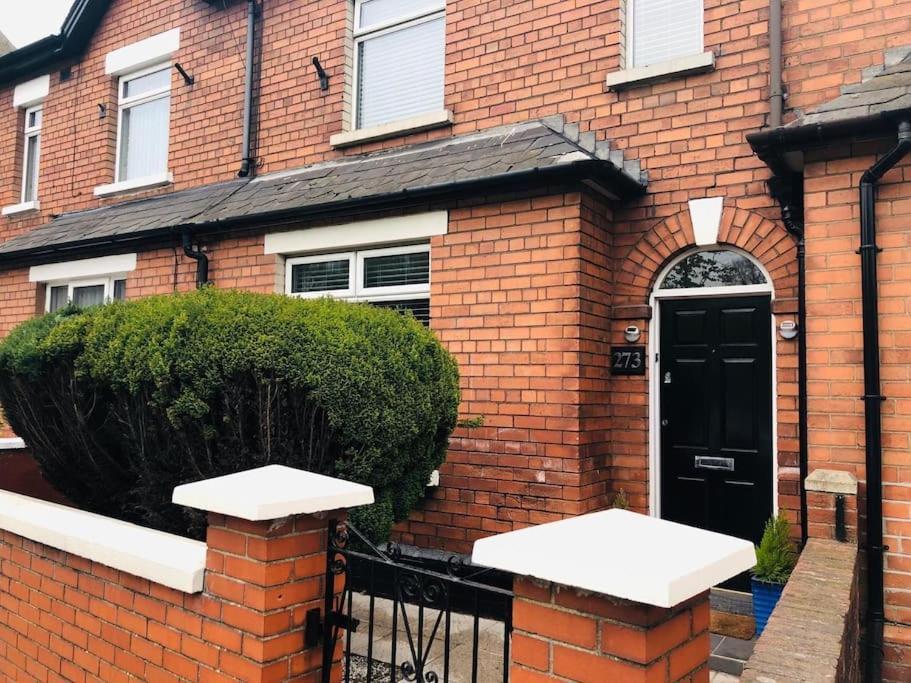 Cosy Two Bed Terraced House 7Min Drive From City بلفاست المظهر الخارجي الصورة