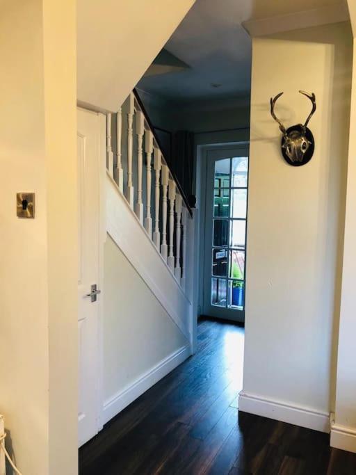 Cosy Two Bed Terraced House 7Min Drive From City بلفاست المظهر الخارجي الصورة