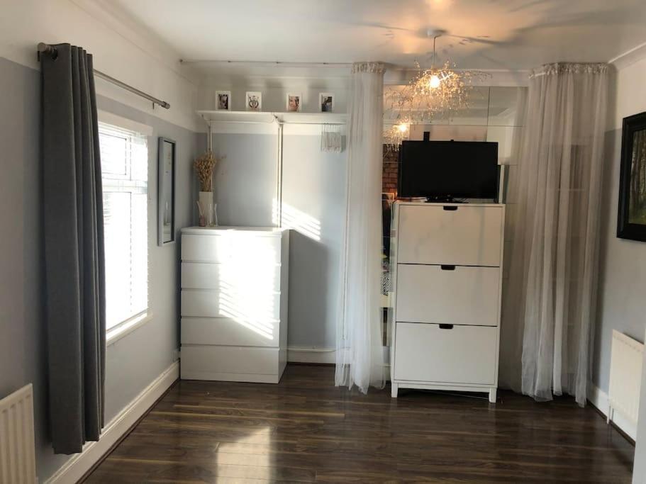 Cosy Two Bed Terraced House 7Min Drive From City بلفاست المظهر الخارجي الصورة